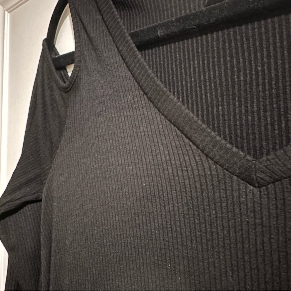 Ribbed cold shoulder dress
